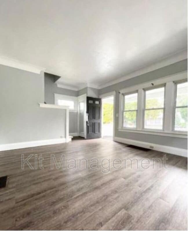 Photo - 828 Toronto Ave