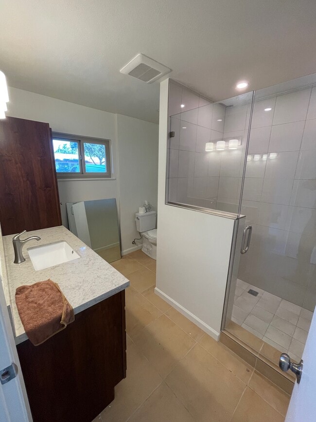 Baño de la planta baja - 576 Blaisdell Dr