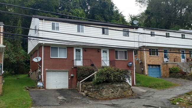 Building Photo - 3 Bedroom Townhouse - Penn Hills School District - Available NOW! Unit 261UNIV