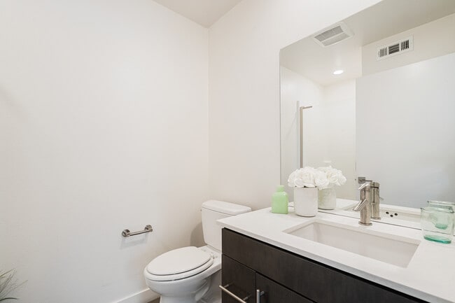 Photo - 2700 E Chaucer St Unidad 14