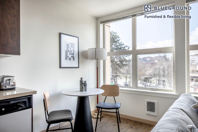 Photo - 3920 Stone Way N Unidad FL3-ID562