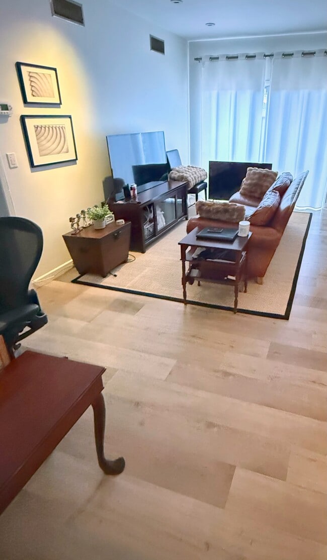 Living (2) - 622 S Barrington Ave Unidad 103