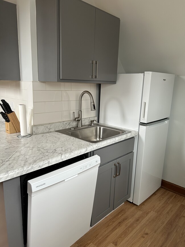 Built-in dishwasher! - 749 Hawthorne Ave E Unit 2