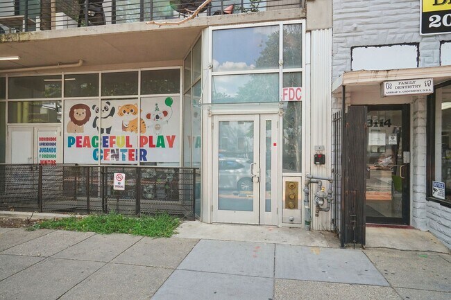 Photo - Available Now! 2 Bed 1 Bath Near Howard! Unidad 303