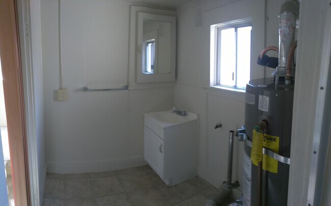 Photo - 3707-3709 Brookdale Ave Unidad 3709-1/2