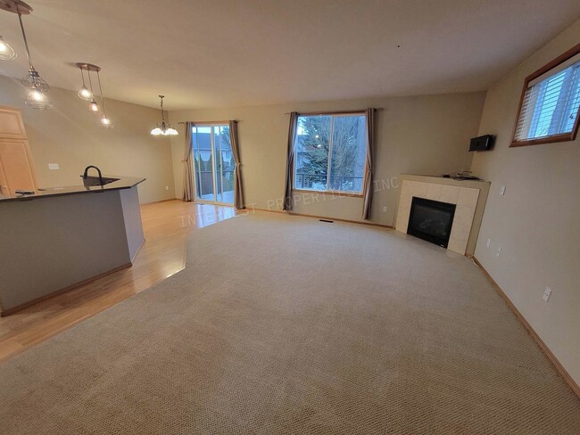 Photo - *1/2 OFF 1ST MONTH'S RENT* Large 3 Bed 2.5Ba Vancouver Beauty W/ Gas Fireplace, Dog Run, Fenced Y...