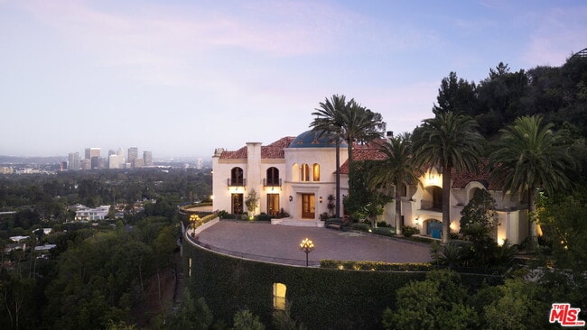 Building Photo - 10066 Cielo Dr