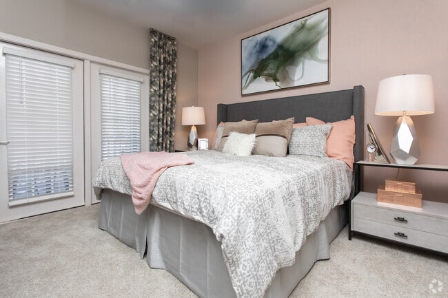 1BR, 12BA - 940SF