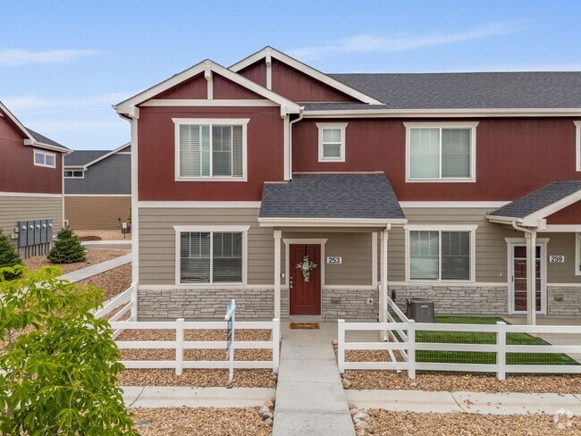 Building Photo - Beautiful 3-Bedroom Townhome with Park Vie...