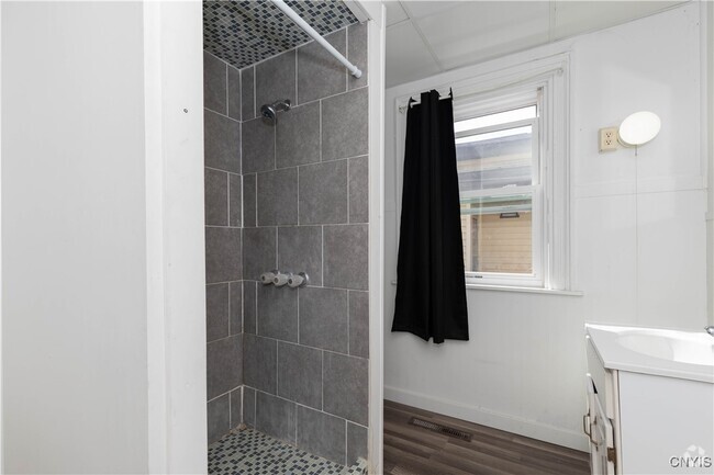 Building Photo - 170 W 8th St Rental