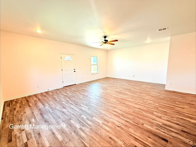 Photo - Amazing 4/2.5 House for Rent in Lampasas, Tx