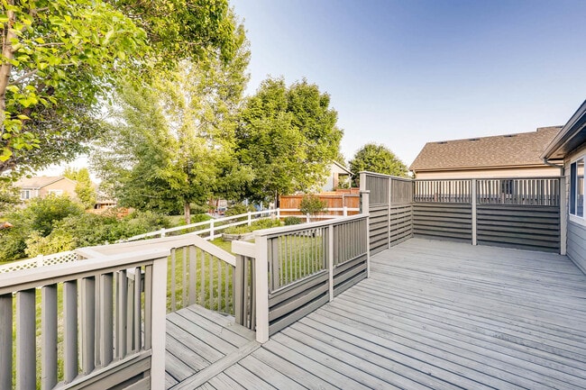 Amplia terraza trasera al aire libre. - 802 S Tyler Ave
