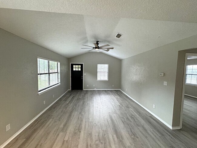 Photo - 1055 Carr St