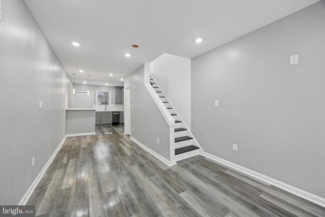 Building Photo - 1904 N Leithgow St Rental