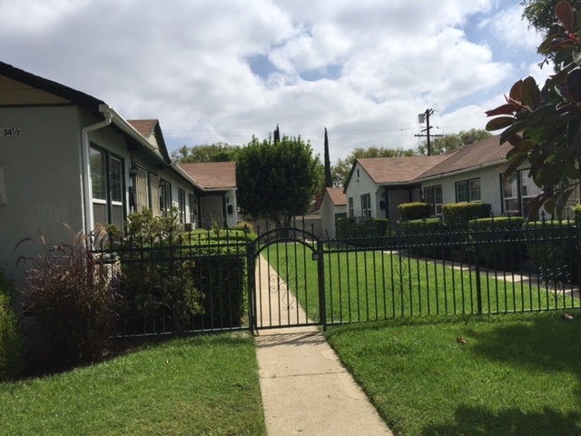Building Photo - 7034 Hazeltine Ave Unit c