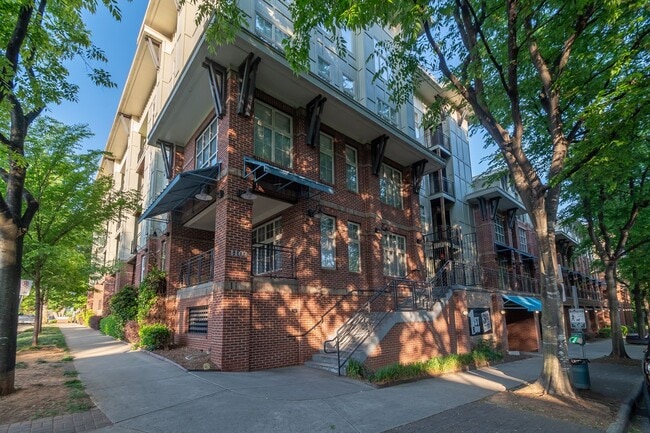 Building Photo - Wonderful 2bd/2bth uptown condo! lots of space in a beautiful building Unit 208