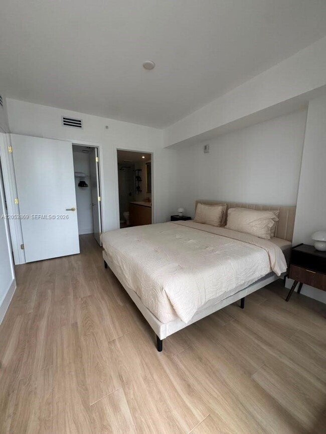 90 NE 32nd St Unidad 811