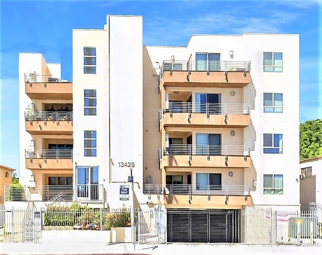 Building Photo - 13429 Vanowen St Unit 104