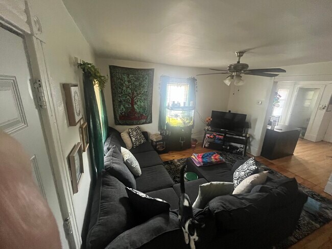 Living room - 87 Riverside Dr Unidad 2