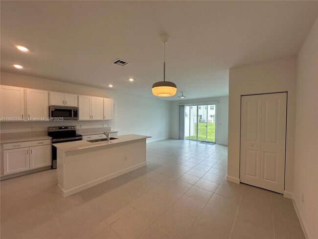 Photo - 402 SE Crossoak Ln