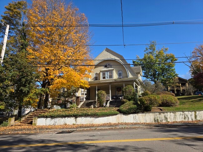 Building Photo - 174 Elm St