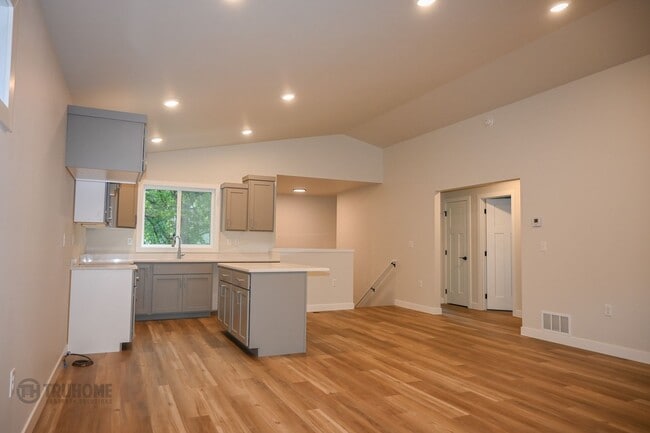 Photo - *RENT SPECIAL* Spacious 4 Bed, 2 Bath Sing...