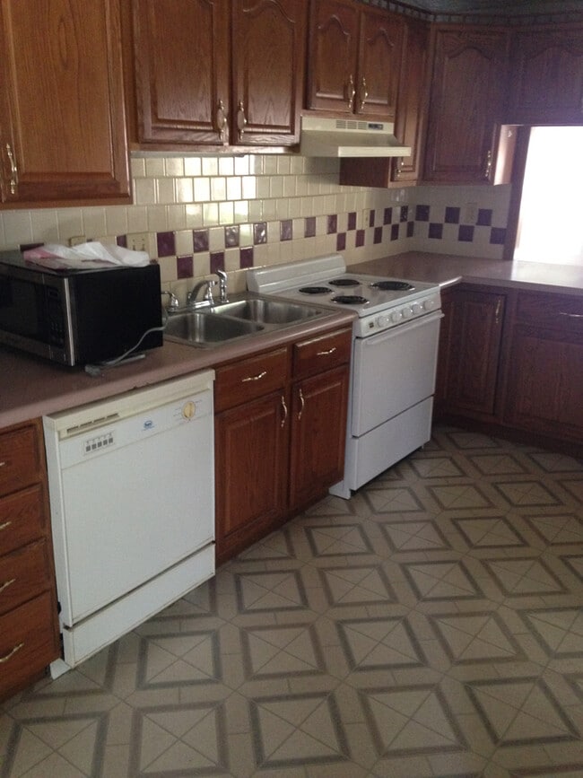 Photo - Large 4 Bed, 2 Bath Home