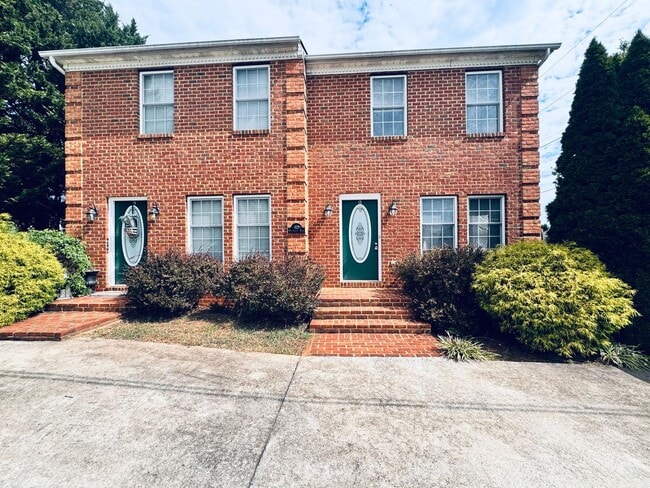 Building Photo - 812 Wiggington Rd