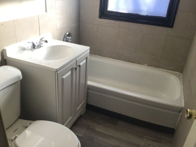 Building Photo - 2 bedroom single family home with detached garage