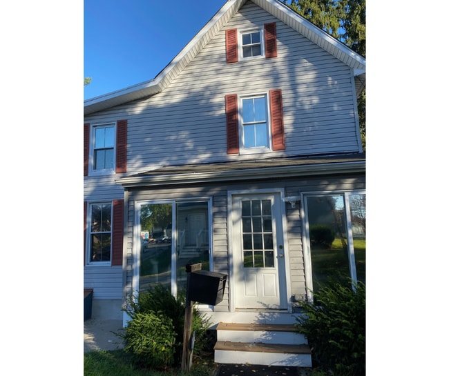 Building Photo - 438 Main St Unit New Room $600 AVAILABLE New Room