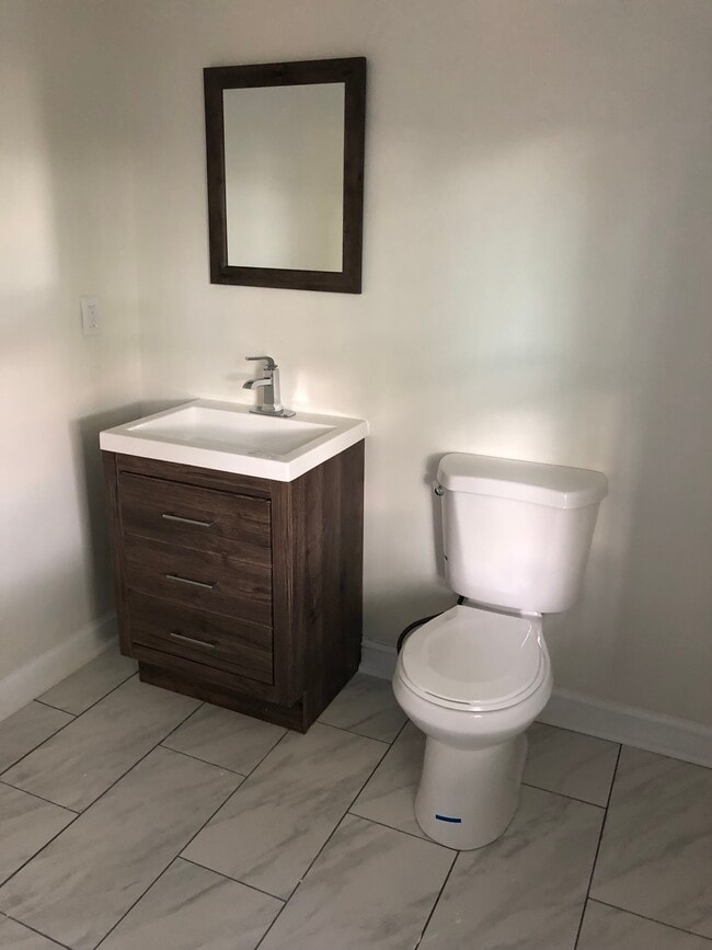 1.5 Baño - 17 Court street Unidad 2BDRM