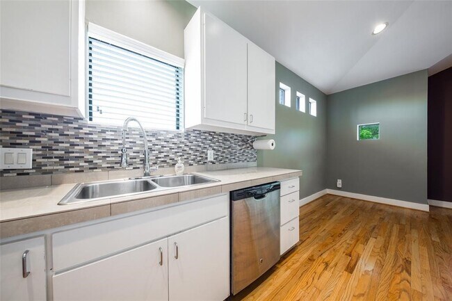 Photo - 3027 Buttercup St