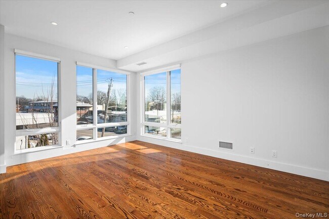 Photo - 422 E Boston Post Rd Unit 302