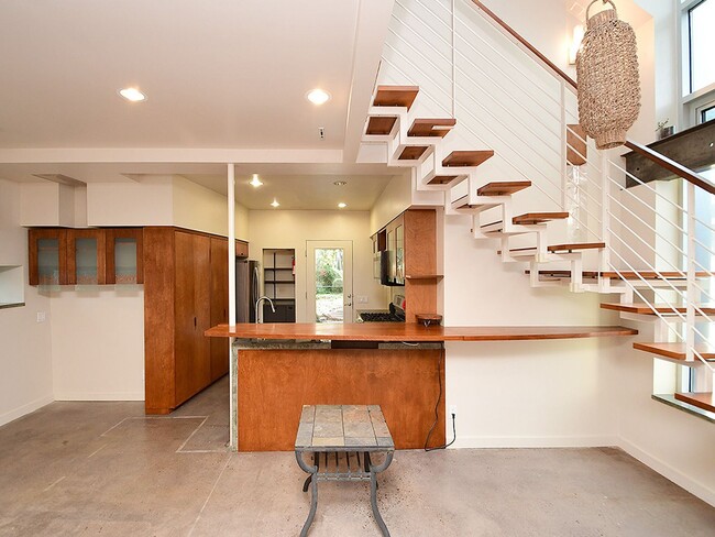 Building Photo - Cool House | 50% Off First Months Rent