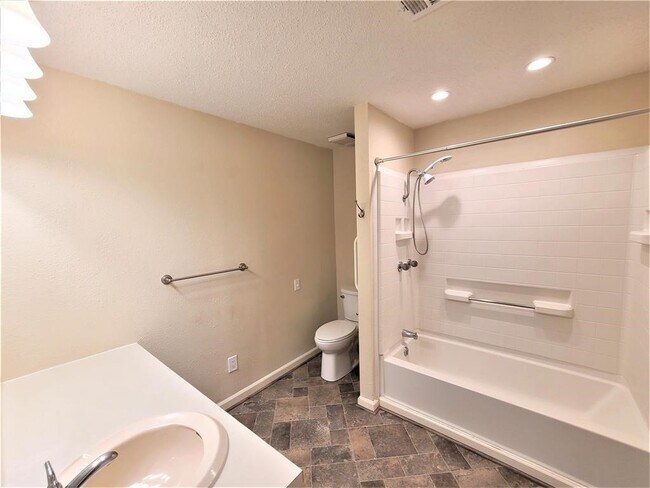 Photo - 503 Riveredge Dr