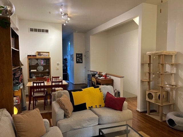 Photo - 1432 Dolman St