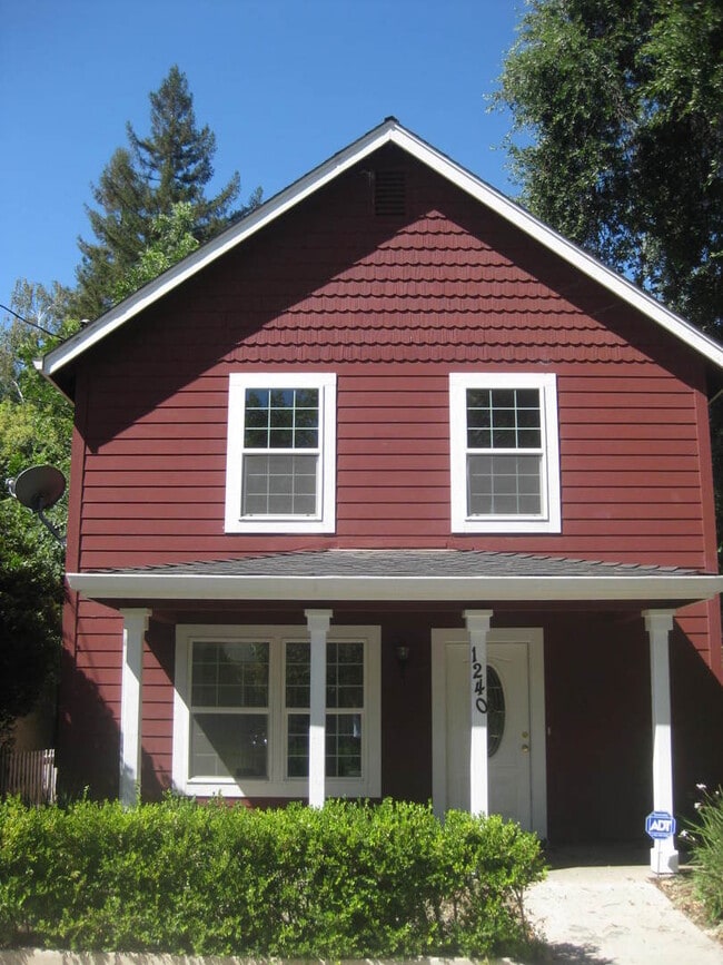 Building Photo - Great home and location on 3rd and Ash