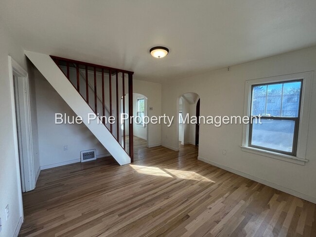 Photo - 519 College St