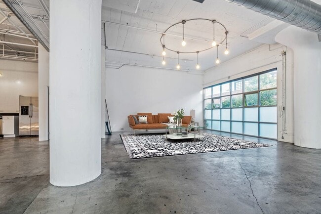 Building Photo - 530 Molino St Unit 107