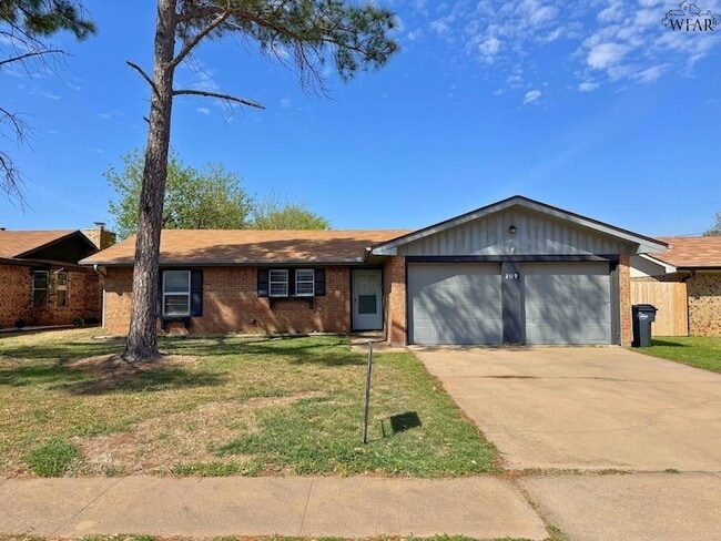 Building Photo - 2119 Selma Dr