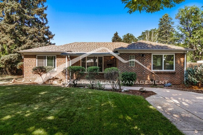 Building Photo - Charming Home with Washer/Dryer and Fenced...