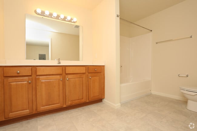 1BR, 1BA - 945 SF - Bathroom