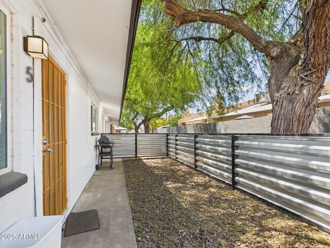 Building Photo - 3027 N 37th St Unit Apt 5