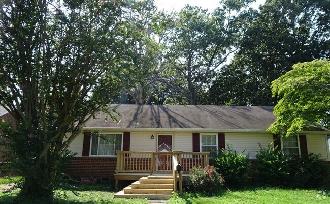 Building Photo - 3 Bedroom 1 Bath Rancher Rental in North H...