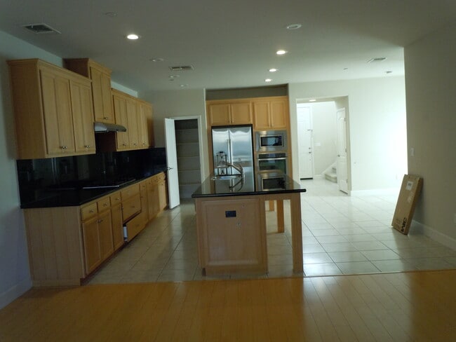 537 W Esplanade Dr