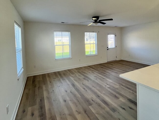 Photo - 122 E Grand St