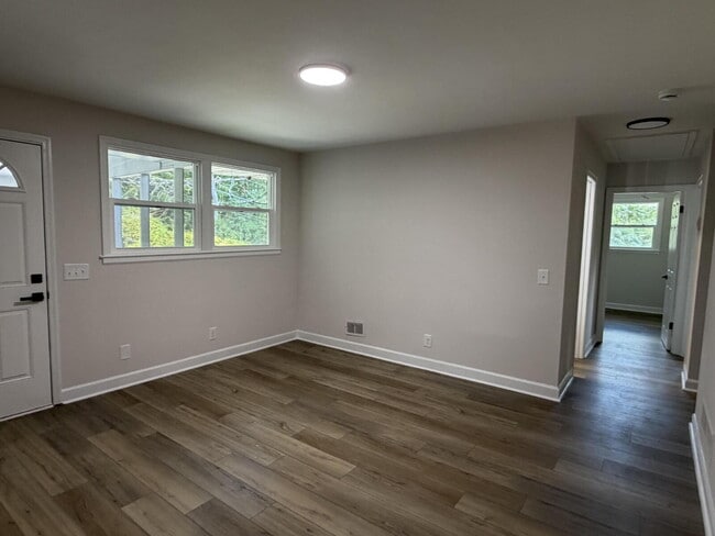 "Charming Columbia Home: Spacious 3-Bed, 2-Bath Retreat with Elegant Granite Countertops!"