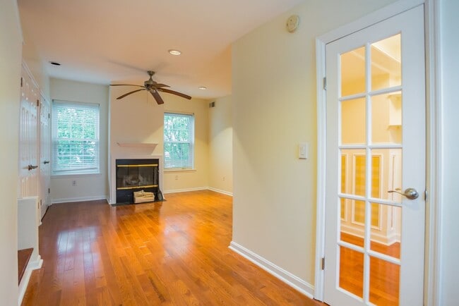 Building Photo - Beautiful 2 Bedroom, 2 Bathroom Historical Row Home