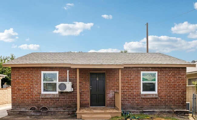 Photo - 5616 N Gladys Ave