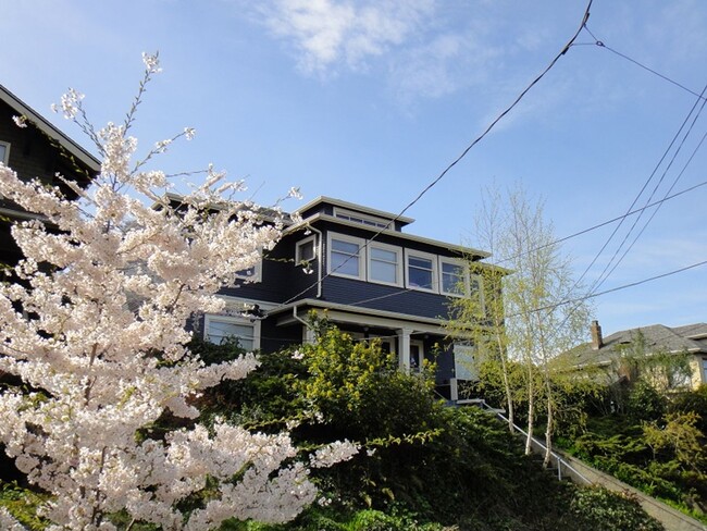 Building Photo - 2347-2349 Federal Ave E Unit 2349